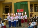 Thầy giáo Phạm Phúc Thọ trao  phần thưởng cho đội đạt giải nhất